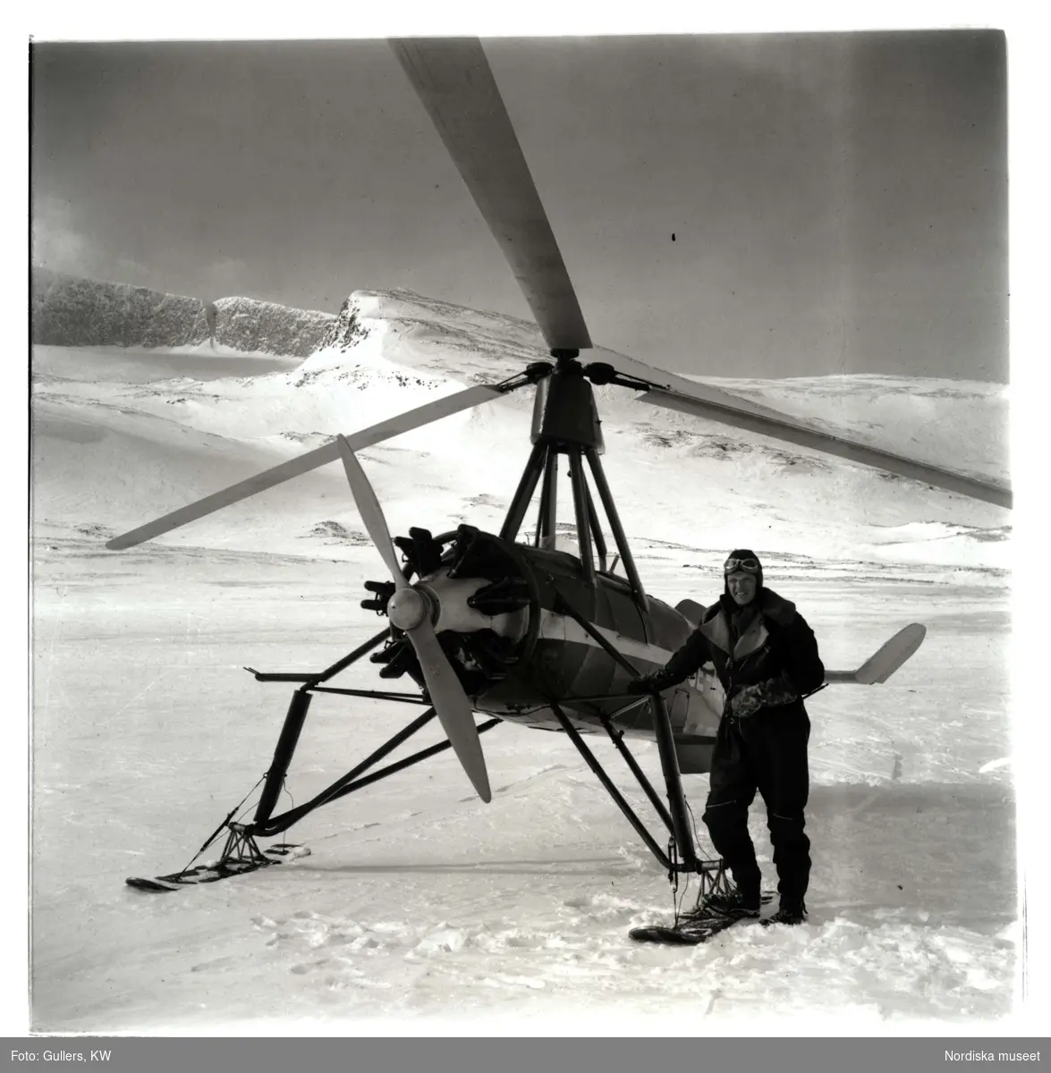 Den legendariske flygaren Rolf von Bahr vid sin autogiro - en föregångare till helikoptern, 1939