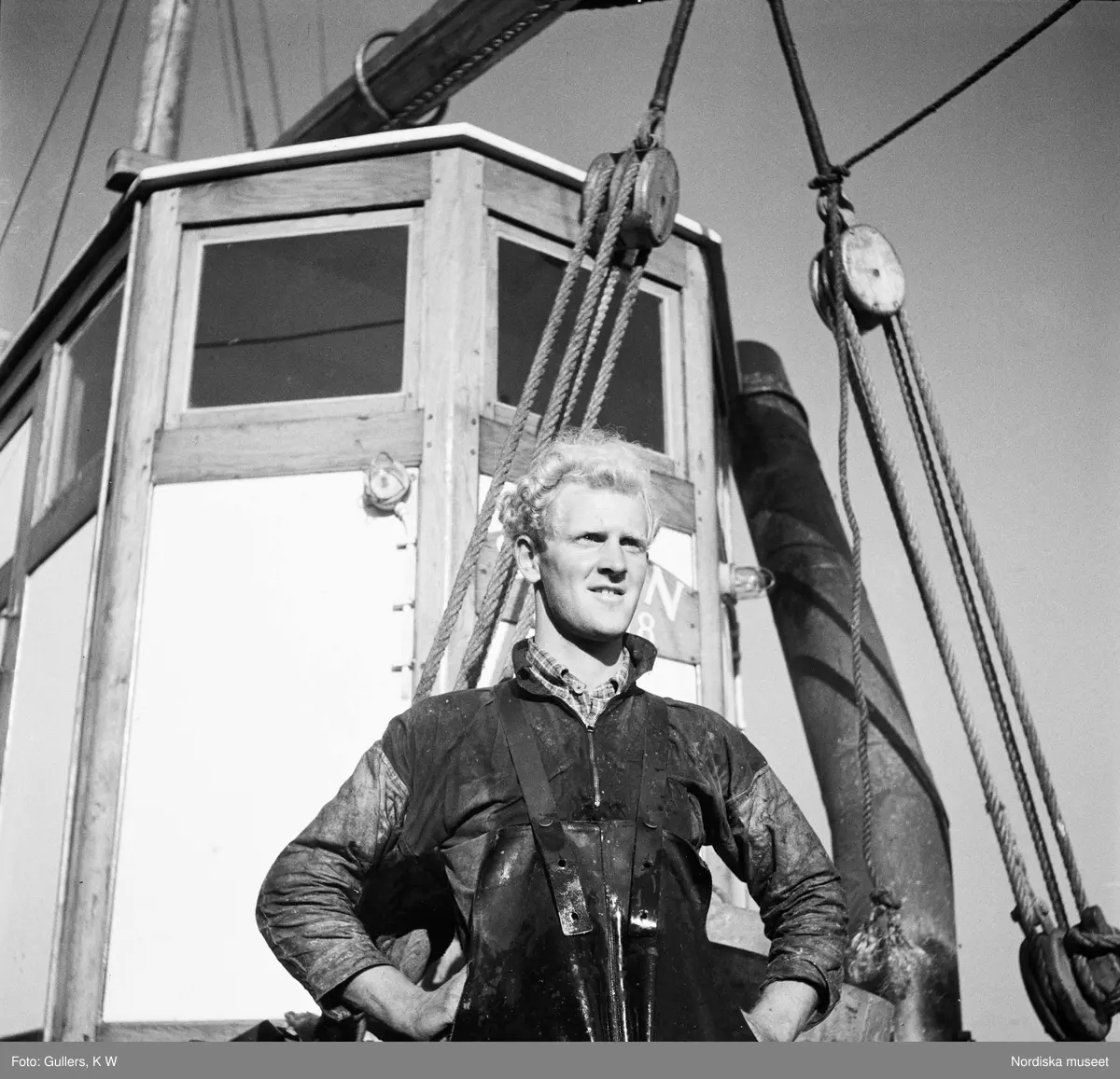 Fiskare ombord på fiskebåt, porträtt.