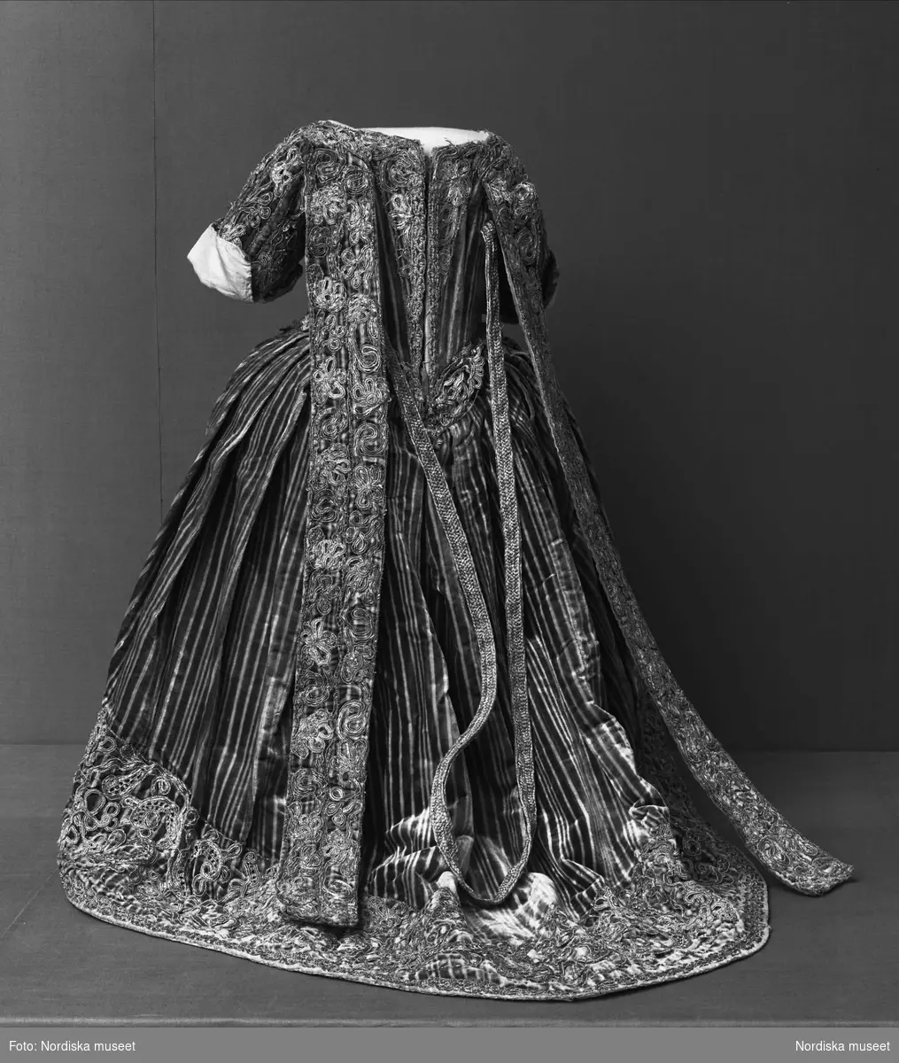Dräkt, klänning från ca 1660, för barn.
