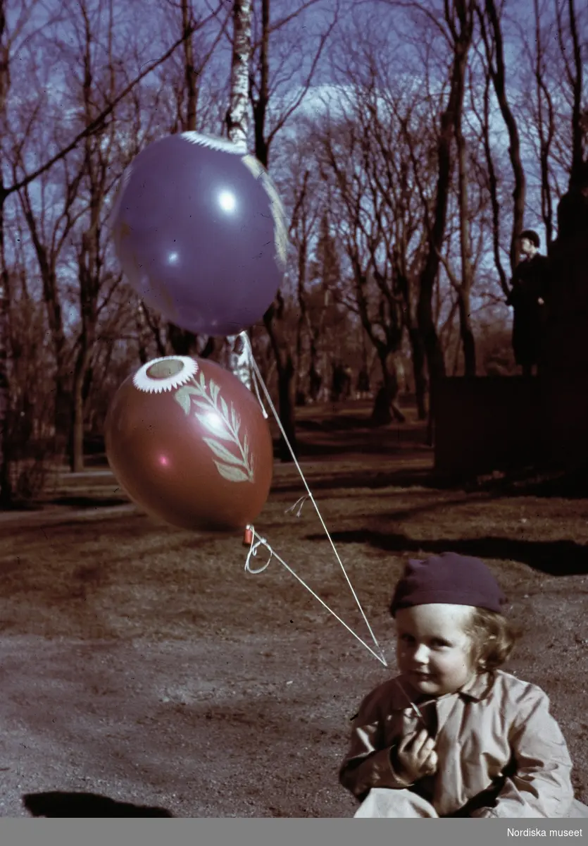 Flicka med ballonger.