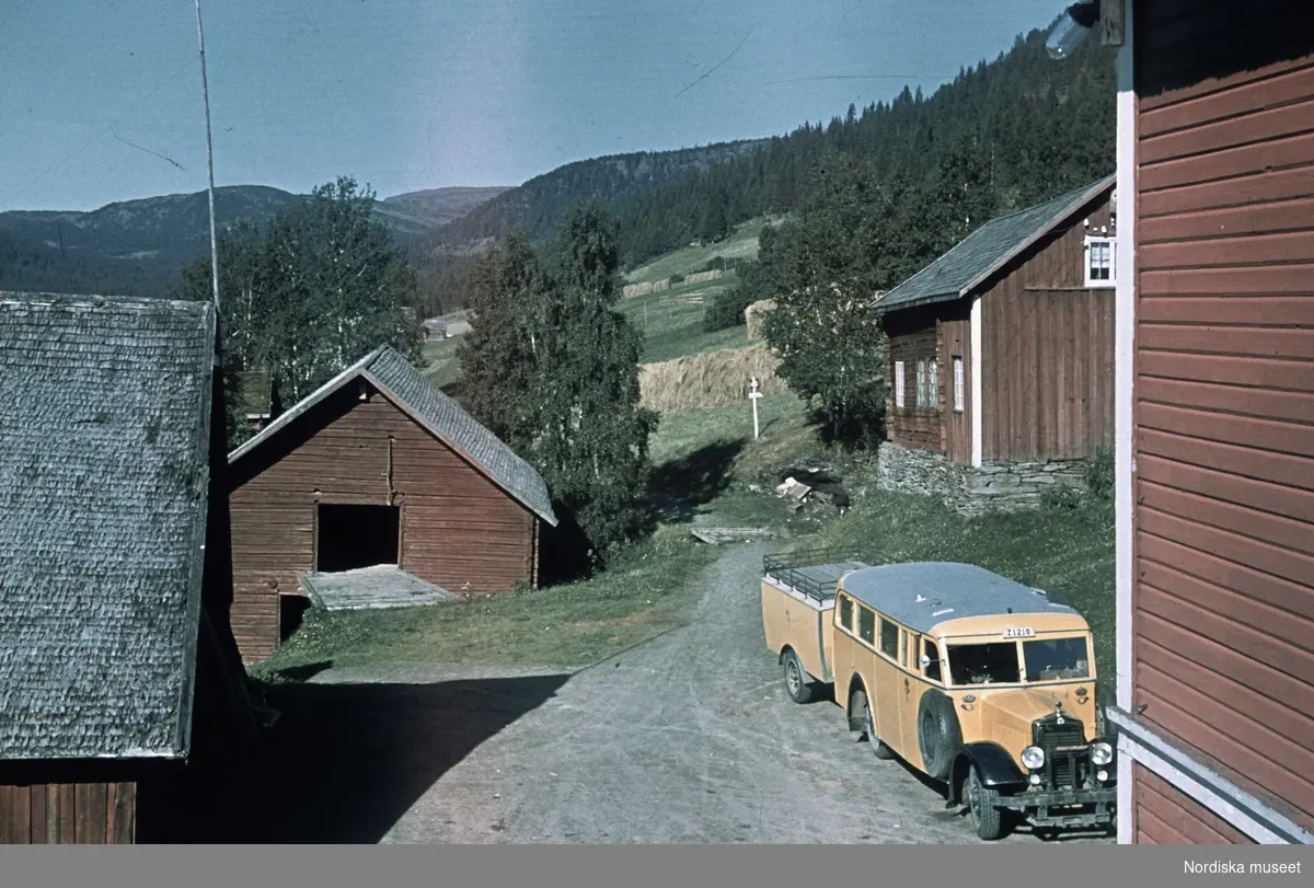 En gul postbuss med släp parkerad på gårdsplan. Jormliens pensionat, Frostvikens socken, Strömsunds kommun.