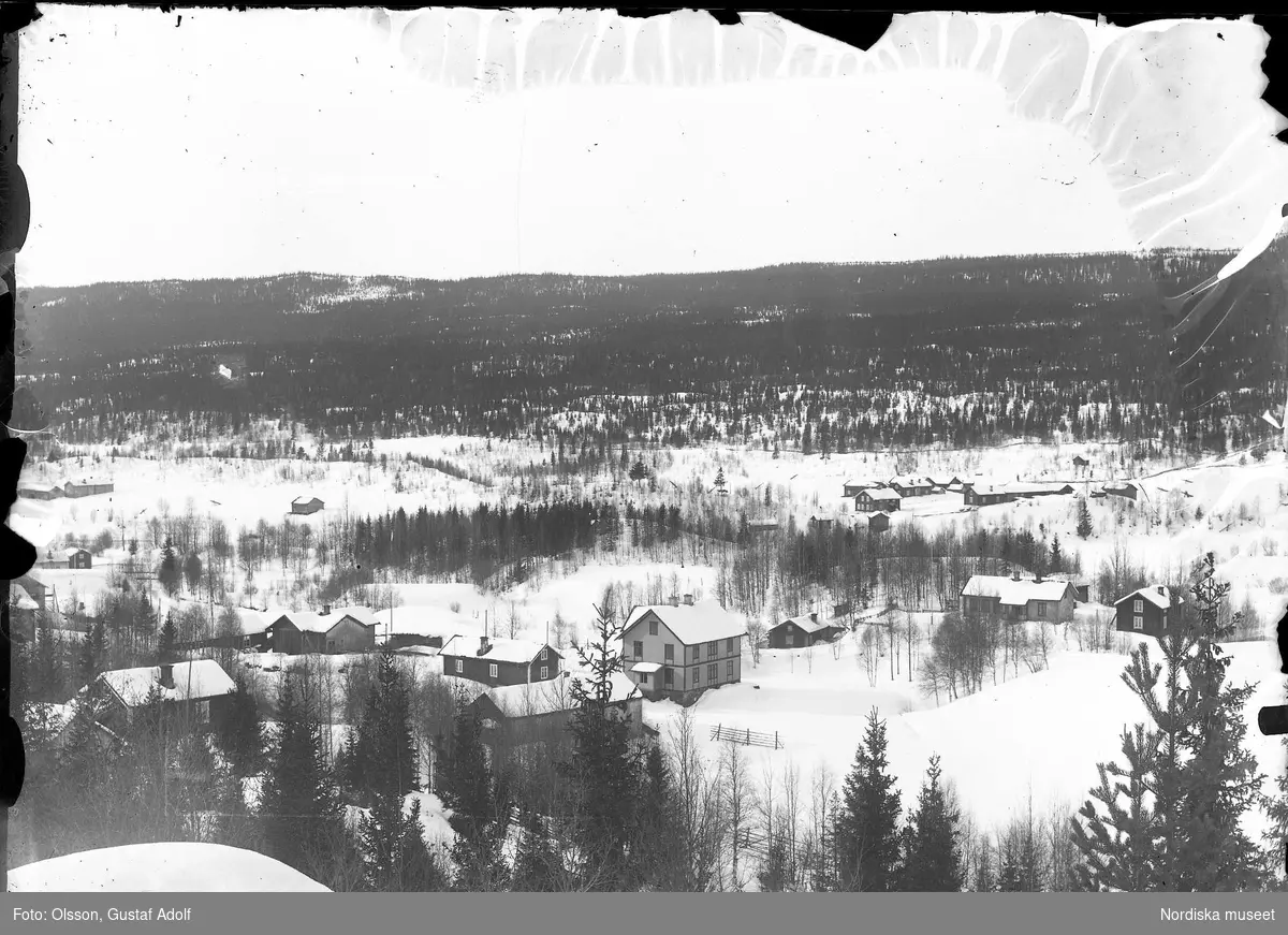 Utsikt över vinterlandskap med bebyggelse. Bild från början av 1900-talet.