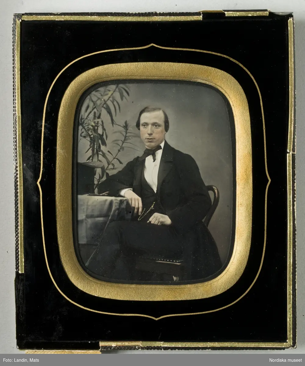 Porträtt av man, föreställer grosshandlare Gustaf Edvard Ottergren (1833-1902) vid 26 års ålder i september 1859.  Handkolorerat ansikte. Ambrotyp i ram.
Nordiska museet inv.nr 205017



