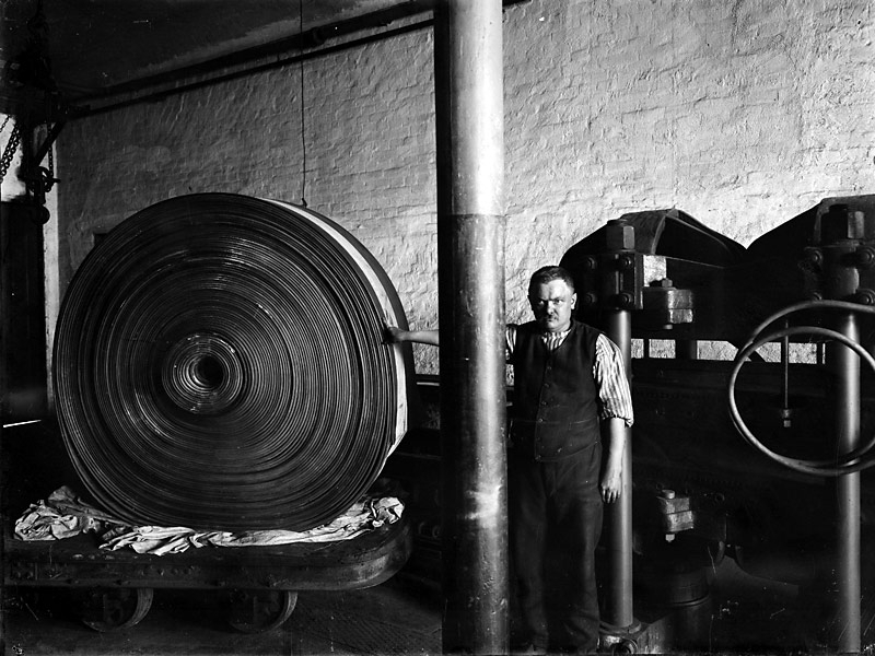 Gummifabriken, färdigtillverkat, upprullat transportband. Cirka 1930.