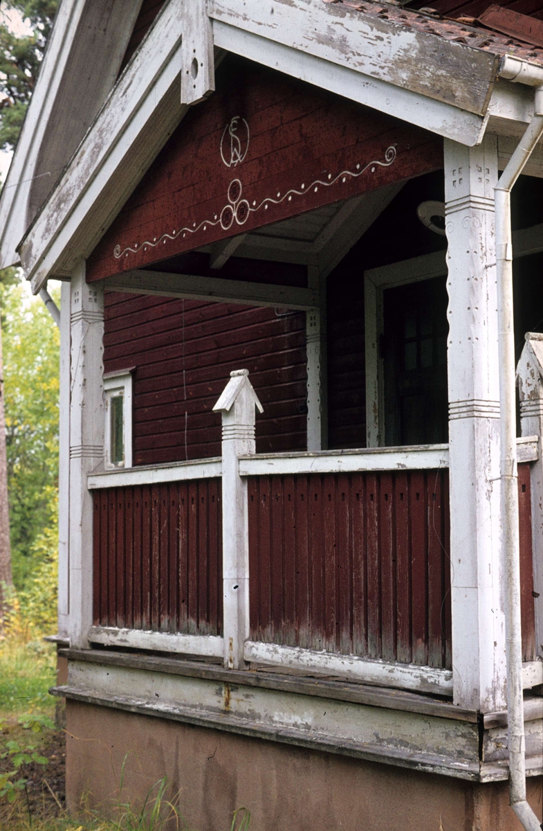 Veranda på arbetarbostad vid Lillgysingen, nordväst om Untra kraftverk, Söderfors socken, Uppland 1977
