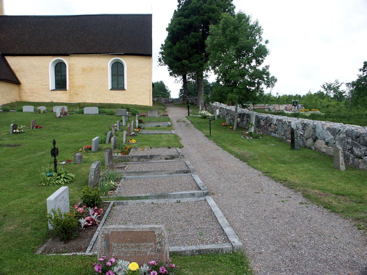 Kyrkogården vid Häggeby kyrka, Häggeby socken, Uppland 2005