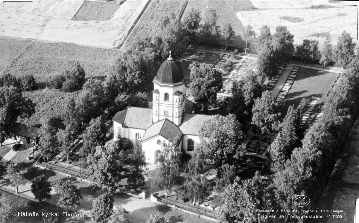 Flygfoto över Hållnäs kyrka, Hållnäs socken, Uppland 1954