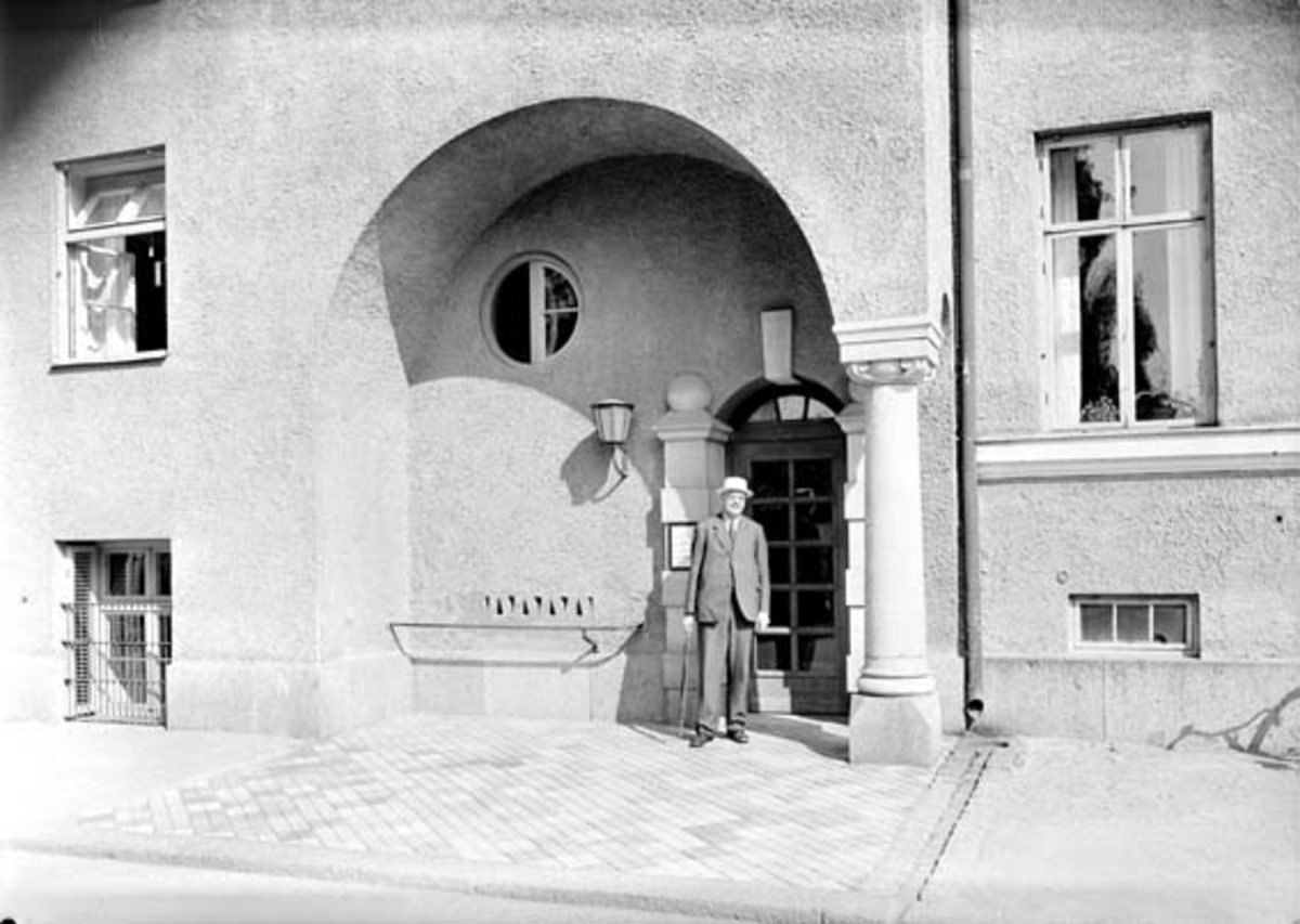 Man utanför Samariterhemmet, Uppsala 1942
