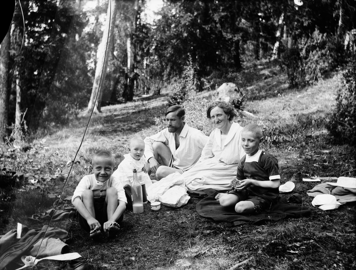 Familjen Ärnström på sommarlov i Söder Rälta, Leksands socken, Dalarna sannolikt 1922
