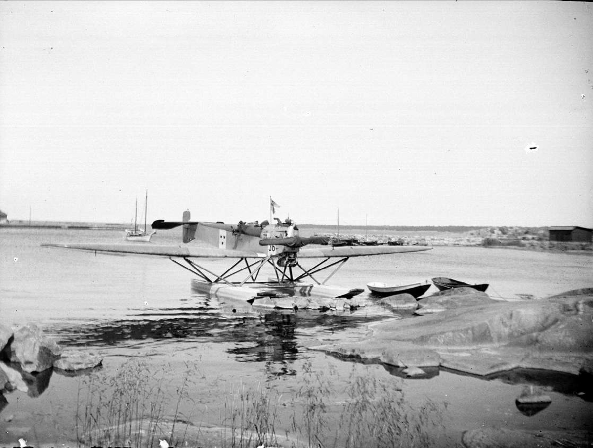 "Öregrund, aëroplan å hamnen" Uppland 1924