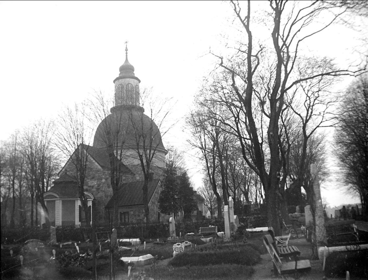 Solna kyrka med kyrkogård, Uppland maj 1923