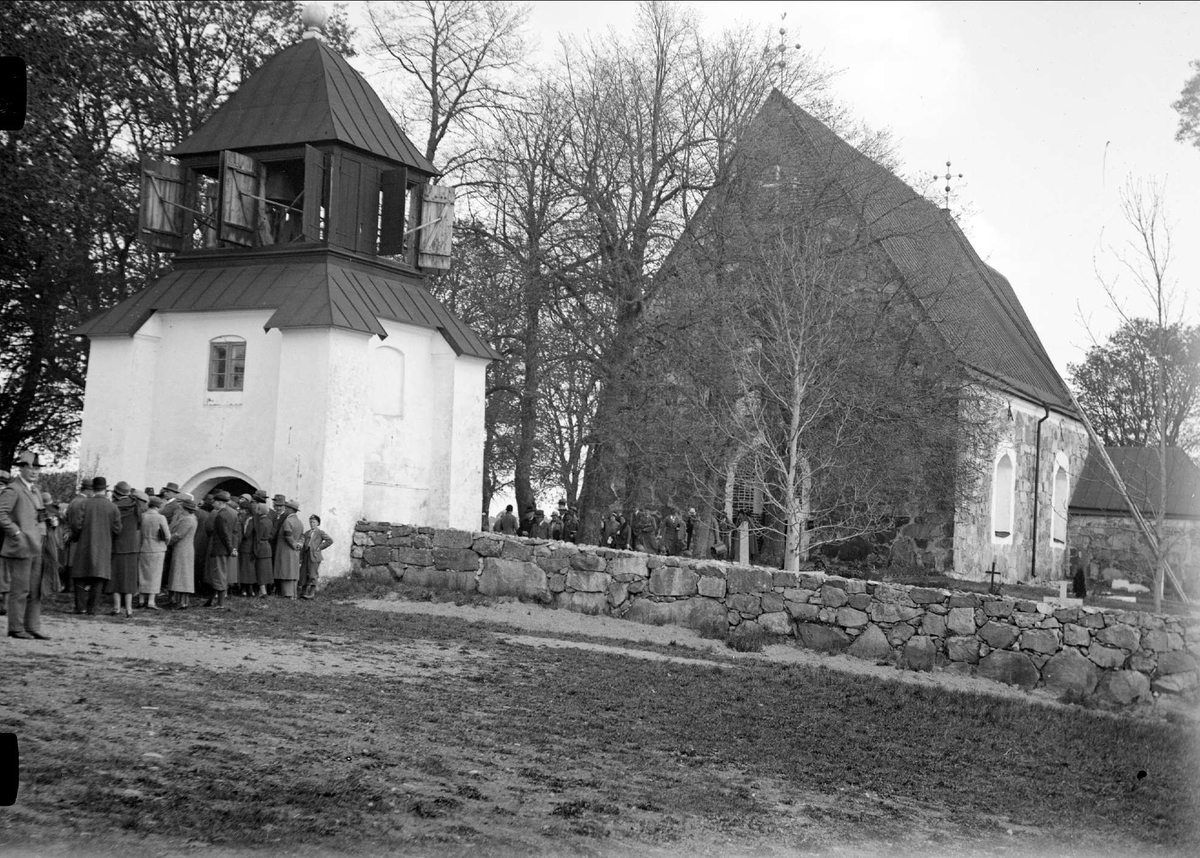 Upplands fornminnesförening på utflykt till Skederids kyrka, Skederids socken, Uppland år 1935