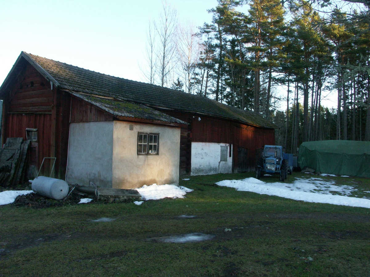 Dubbelbod, senare inbyggd i ladugård