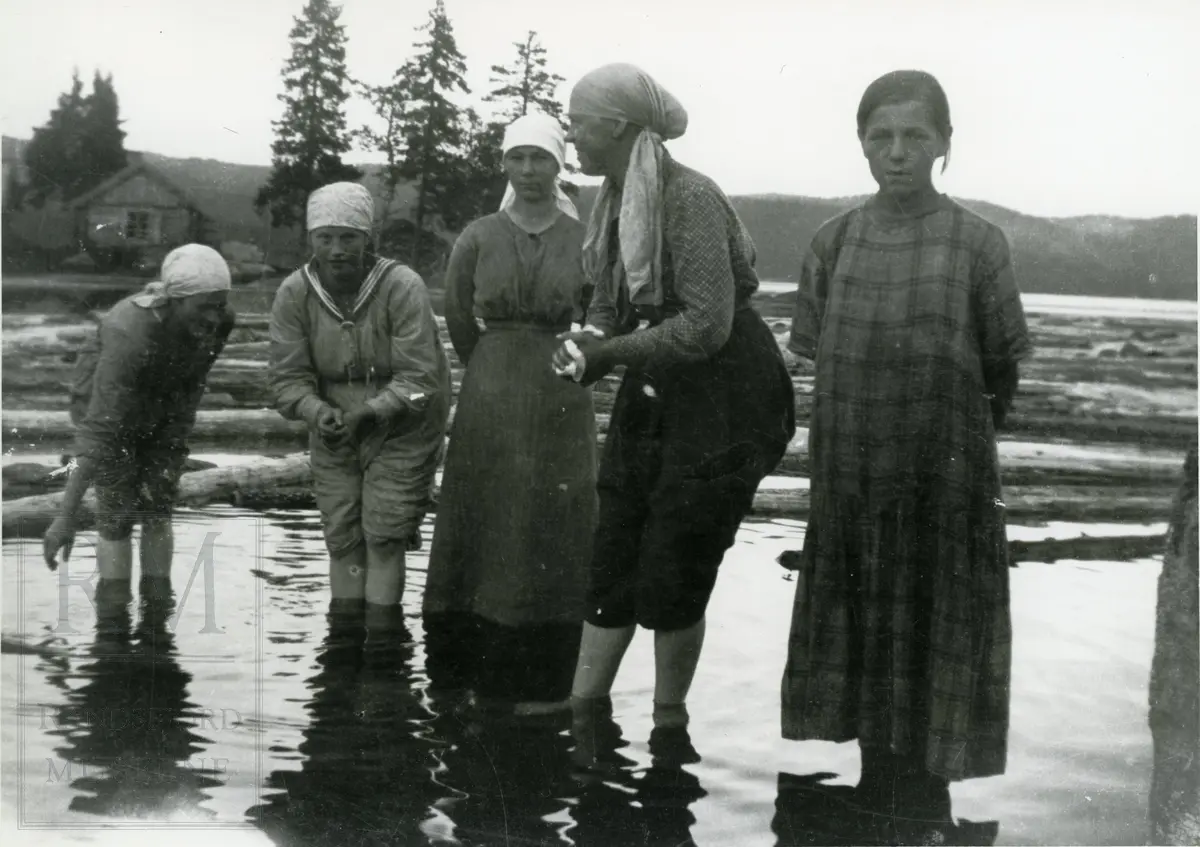 Fem jenter vasser i vannet i dammen på Sagvollen.