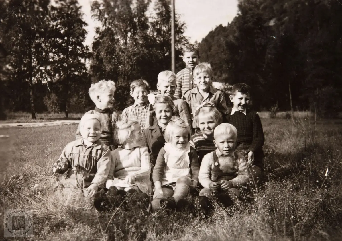 Barn på Øydneskleiv i Konsmo.
Familien Sletta og Viste var folk som arbeidet på jernbanen og bodde noen år i Konsmo.
