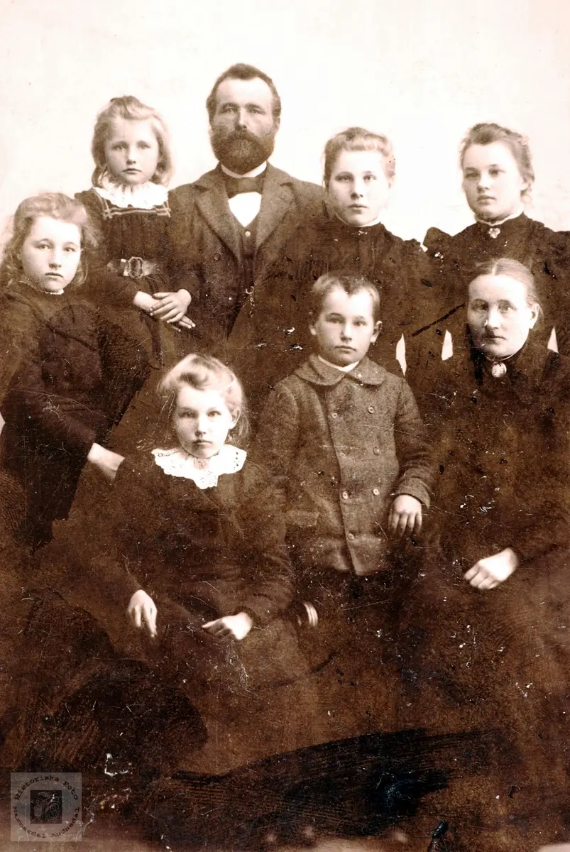 Familiebilde fra Reddal  med røtter fra Grindheim. Knut Haaland kom som "barnevandrer" gjeter fra Grindheim til Landvik som 16 åring.