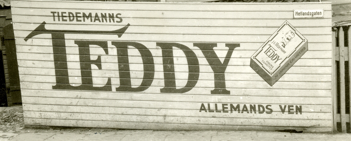 Reklame for Tiedemanns Teddy sigaretter på plankegjerde i Bryne.