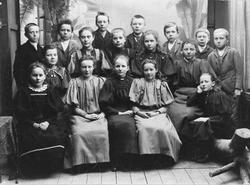 Den første middelskoleklassen ca. 1900. Bak f.v. Sven Ofteda