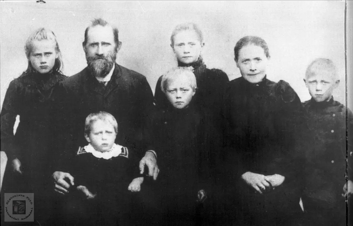 Portrett av familien Ødegård, tidligere Bjelland nå Audnedal.