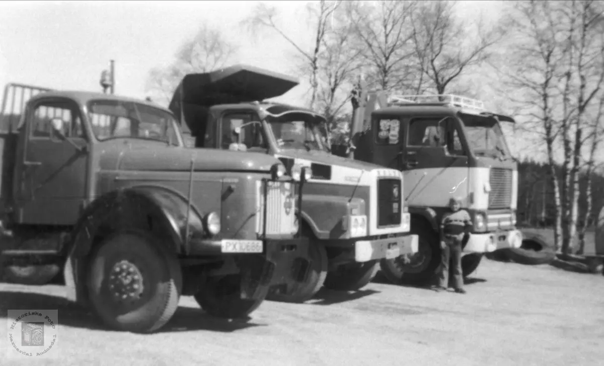 Tre lastebiler til lastebileigar Jul Olsen på Skuland , Laudal.