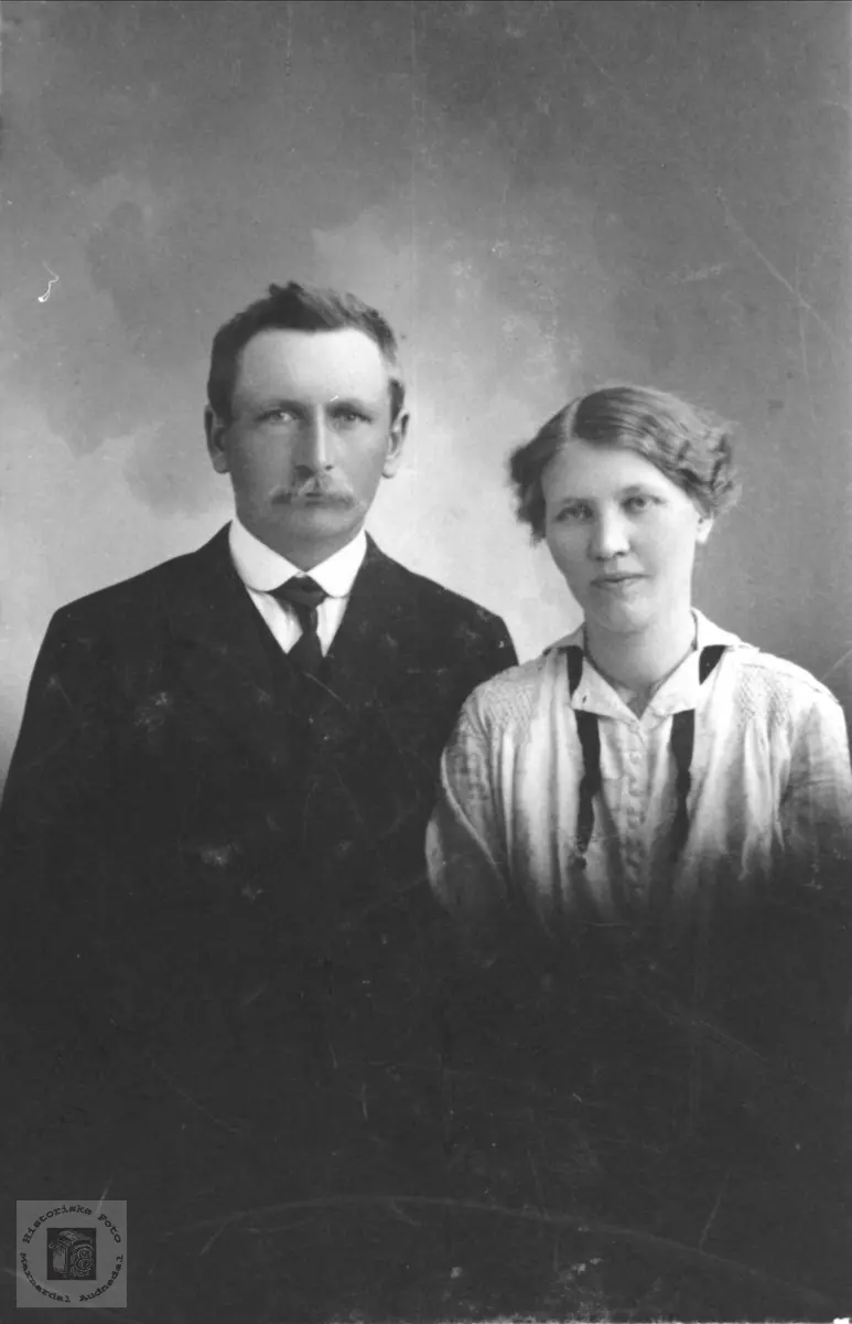 Ekteparet Olav og Karoline Sveinall med tilknytning til Laudal og Greipstad.