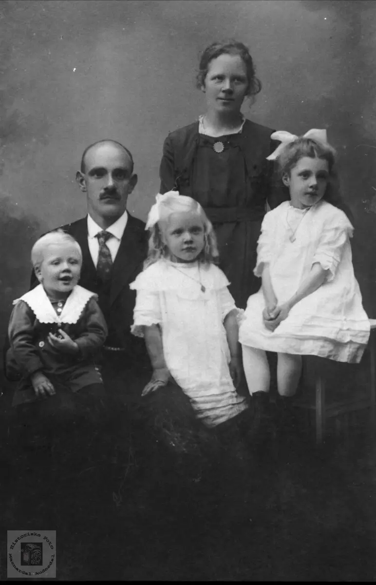 Portrett av familiegruppe Usland, Øyslebø.