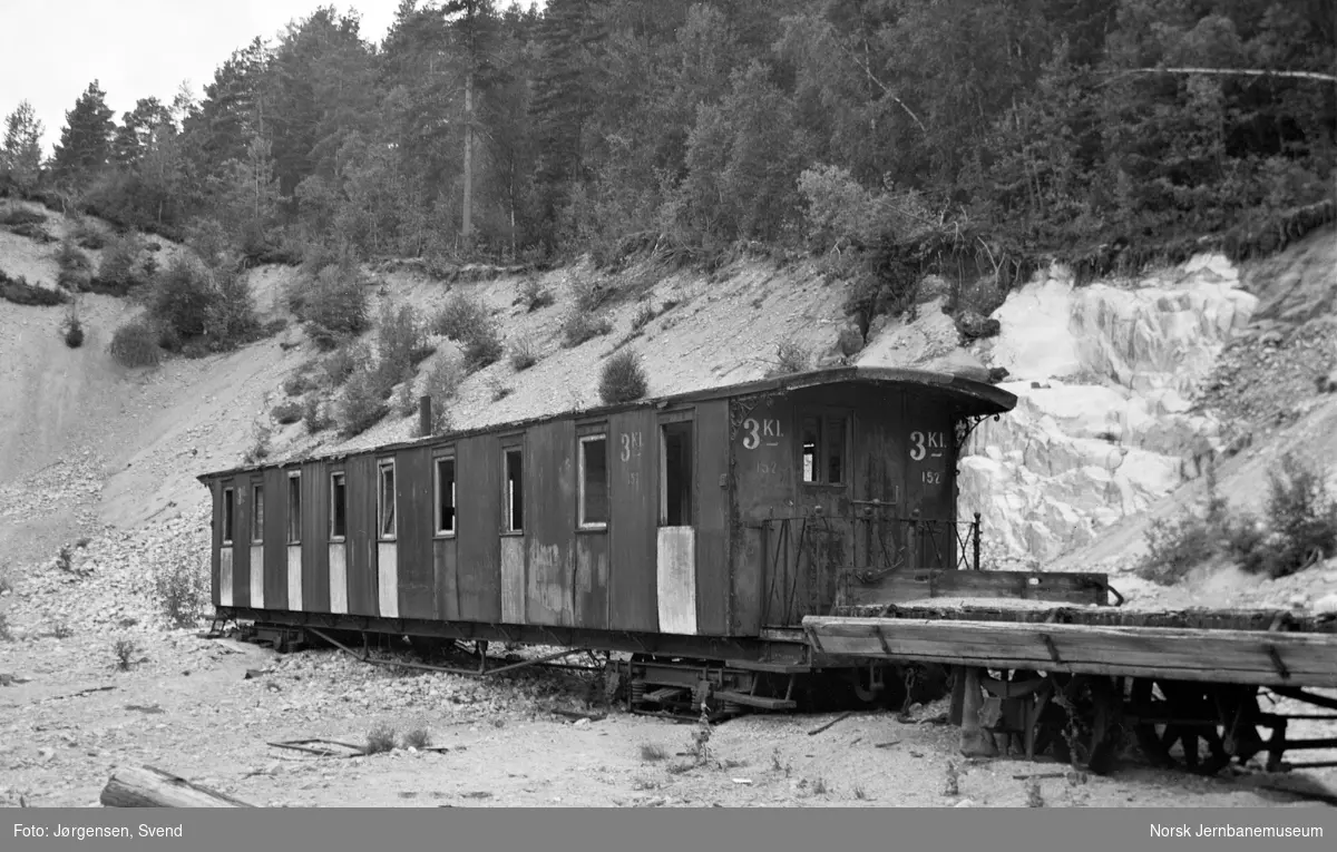 Personvogn nr. 152 hensatt i Kile grustak, Hægeland. Vognen ble formelt utr. 28.01.1947 og benyttet som losjivogn/hvilebrakke etter dette.