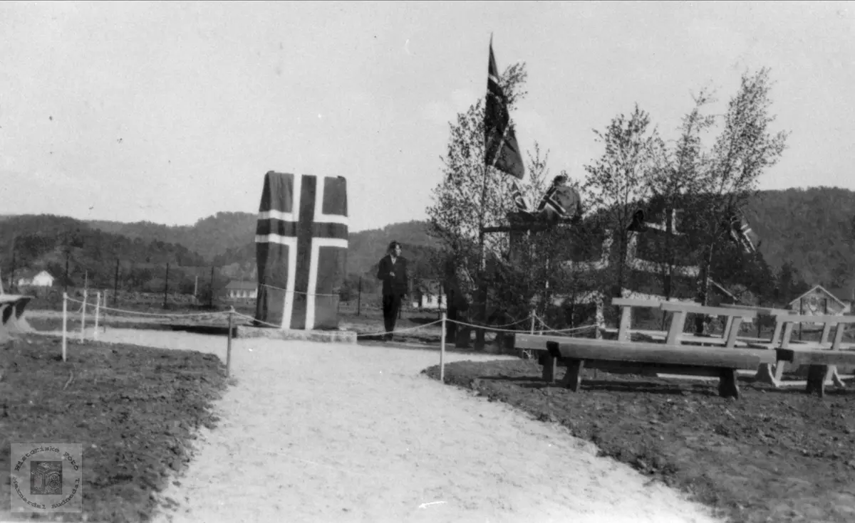 Før avdukinga av minnestøtta for falne under 2. verdenskrig på Øyslebø.