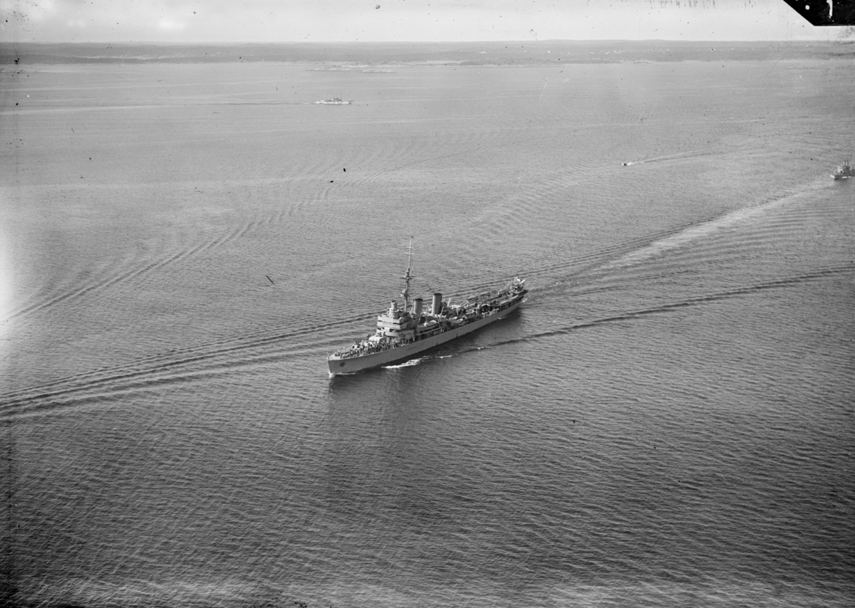 Flygplankryssaren HMS Gotland till sjöss, 1935. Flygbild.