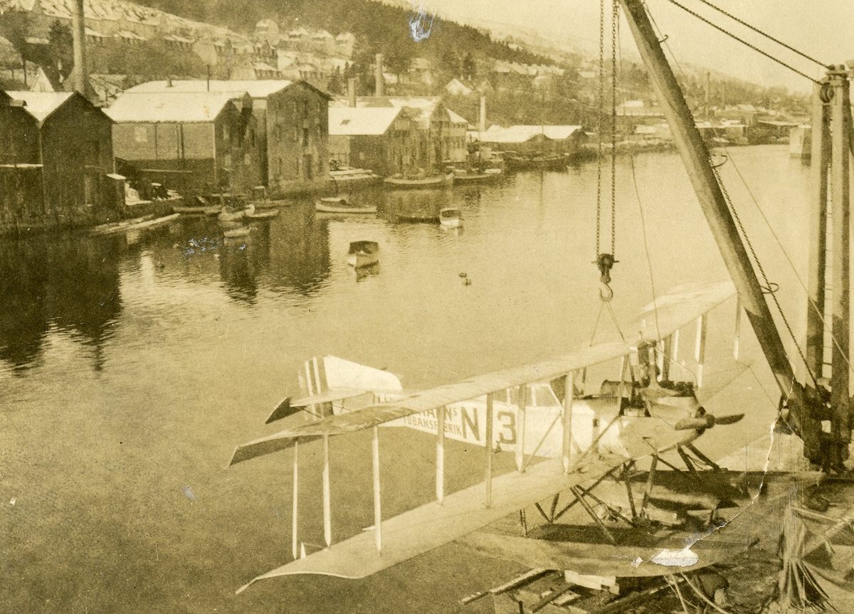 Tiedemanns reklamefly Silver Spinner på reparasjon på Bergens Mekaniske Verksted i Solheimsviken i Bergen.