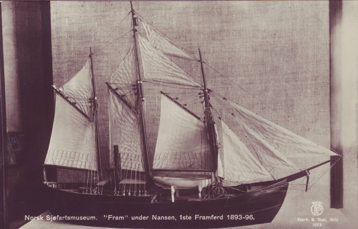 Viser skipet som det var under første Framferd 1893-96, under Nansen. Polarfartøy konstruert og bygget av Colin Archer i Larvik i 1892 for Fridtjof Nansen. Benyttet av F.Nansen under hans drift over Polhavet i 1893.96, Otto Sverdrups ekspedisjon nord-vest av Grønland i 1898-1902 og Roald Amundsens ekspedisjon til Sydpolen i 1910-12. Fram var 117,2 ft lang, 36 ft bred, 402/252 BRT/NRT