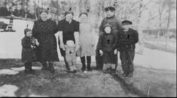 Gruppebilde. Fra venstre: ukjent (1), Stina Nilsen (2), Aman