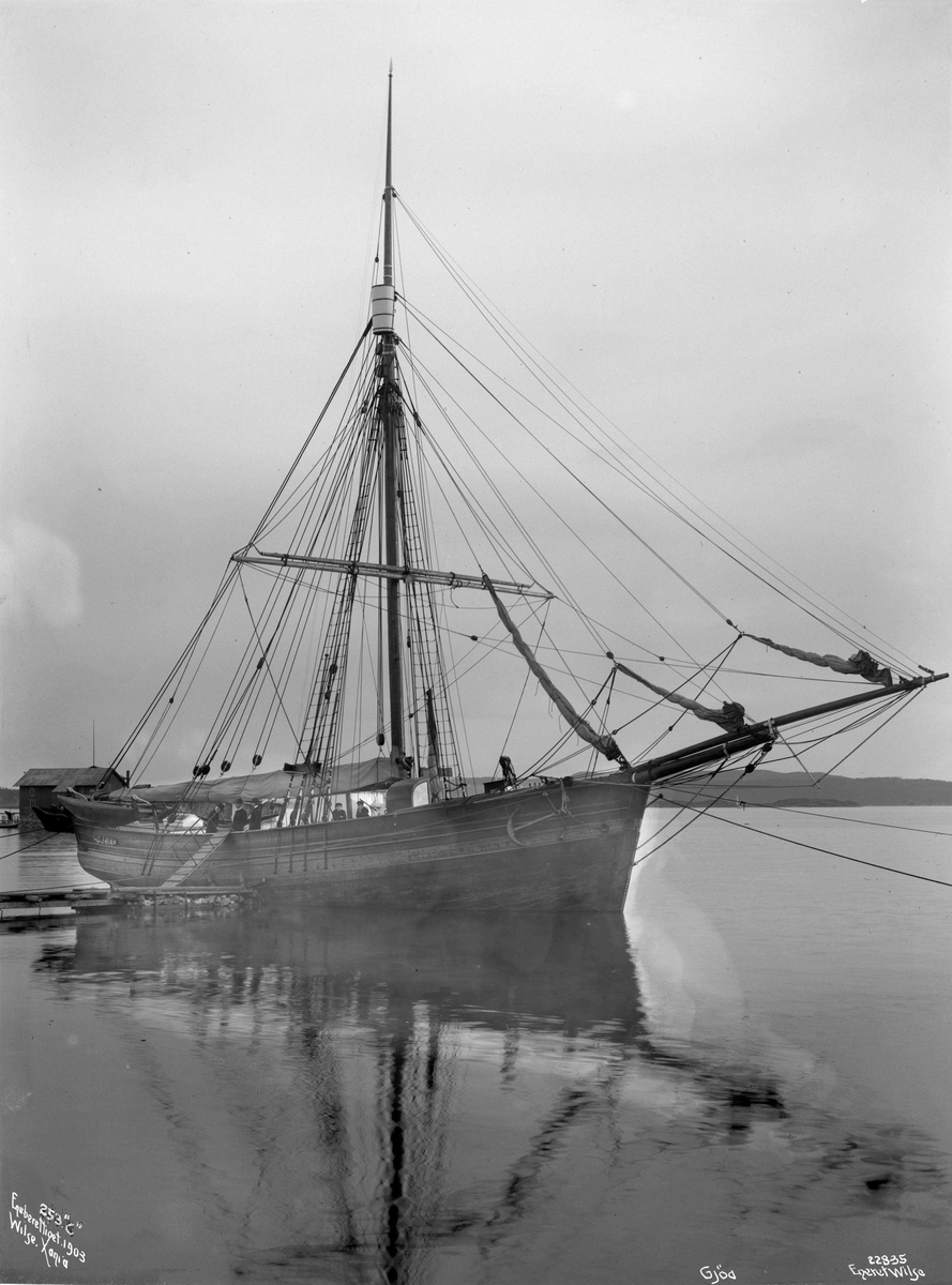 Gjøa (b. 1872, Rosendal), før avreise i 1903.