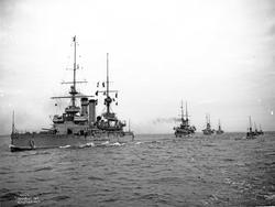 Eskadren i enkel kollonne forfra