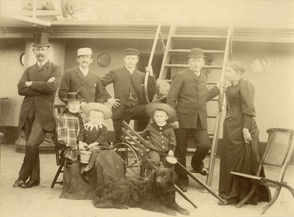 Fire av mannskapet med koner, barn og hund ombord i fullrigger "Katy" i Adelaide 1892