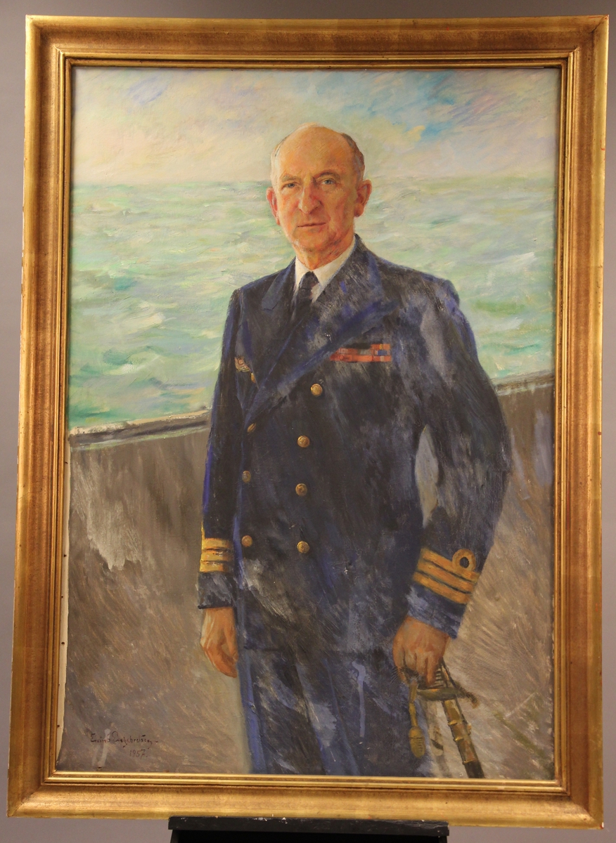 Av generalsekretær Hans Holter i uniform med sabel