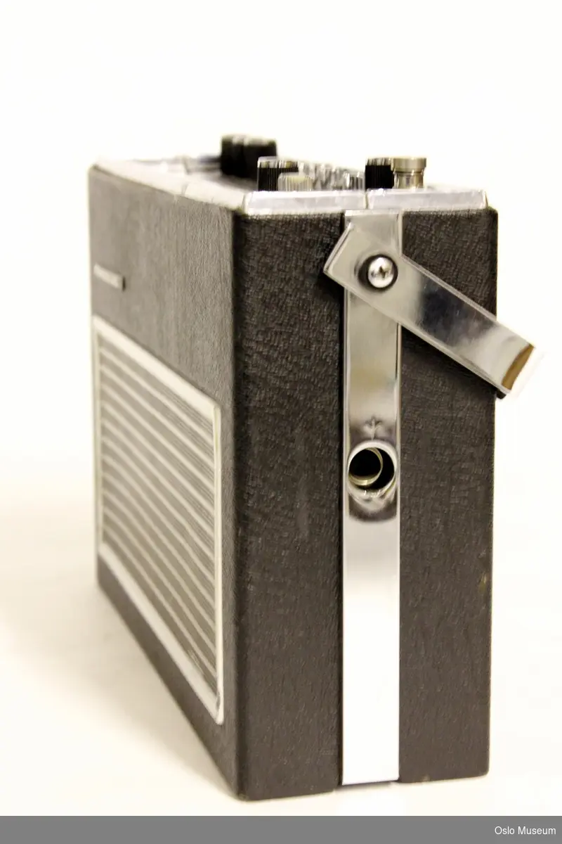 svart Tandberg portable 31 transistorradio, med prislapp under: 745,- og stempelavgift  64,- 
ang. stempelavgift, se feks http://www.nrhf.no/nrhf-stempel.html (15.02.2010)