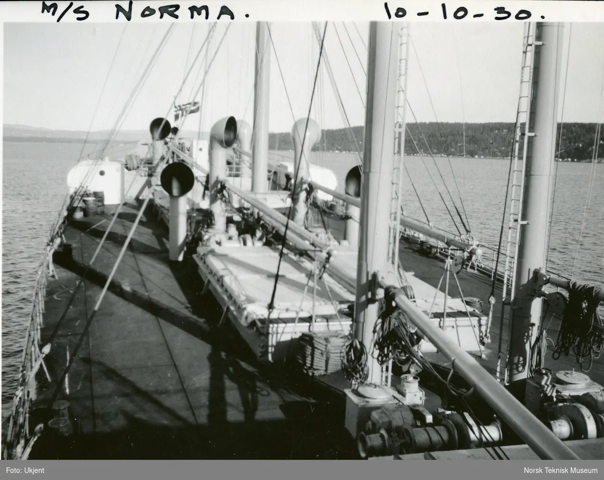 Dekket på lastebåten M/S Norma, B/N 446 10. oktober 1930 under prøvetur i Oslofjorden. Skipet ble levert av Akers mek. Verksted i 1930 til J. L. Mowinckel, Bergen.