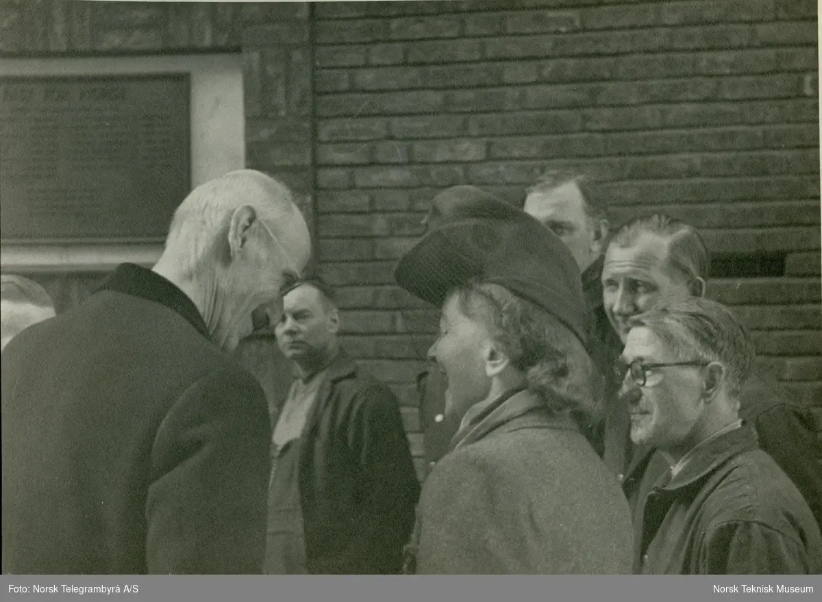 Kong Haakon hilser på Frøken Frost foran minnetavle på Akers Mek. Verksted i forbindelse med stabelavløpningen av M/S Taurus, B/N 482 6. april 1948. Skipet ble levert i 1948 til Wilh. Wilhelmsen.