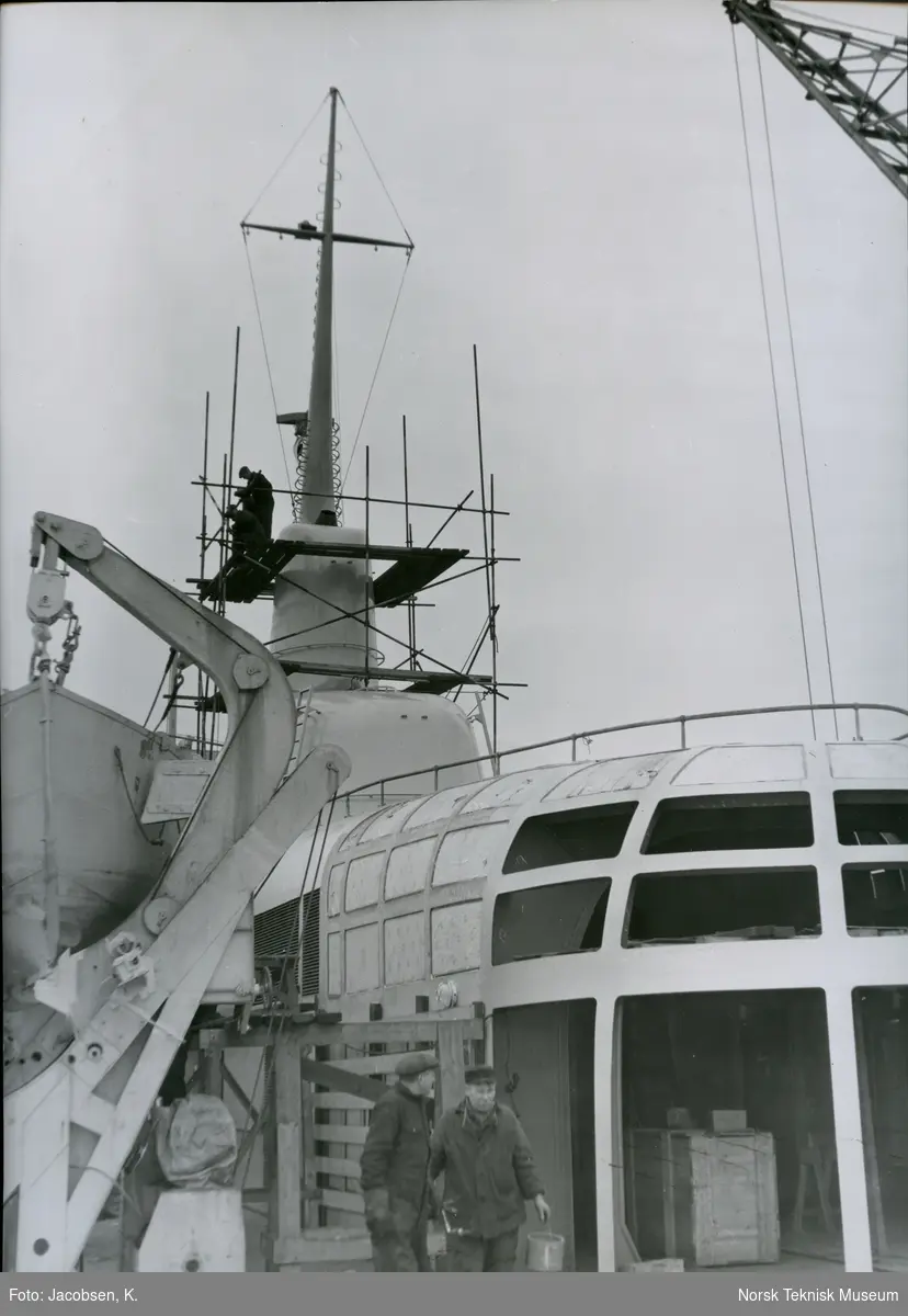 Arbeid på skorsteinen på passasjer- og lasteskipet M/S Blenheim, B/N 490 på Akers Mek. Verksted. Skipet ble levert i 1951 til Fred. Olsen & Co.