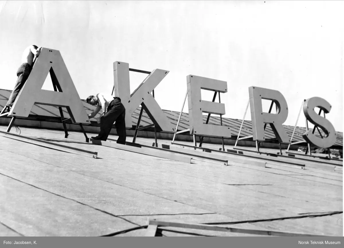 Montering av lysreklame på taket av dieselmotorverkstedet til Akers mek. Verksted, Pipervika 1949. 