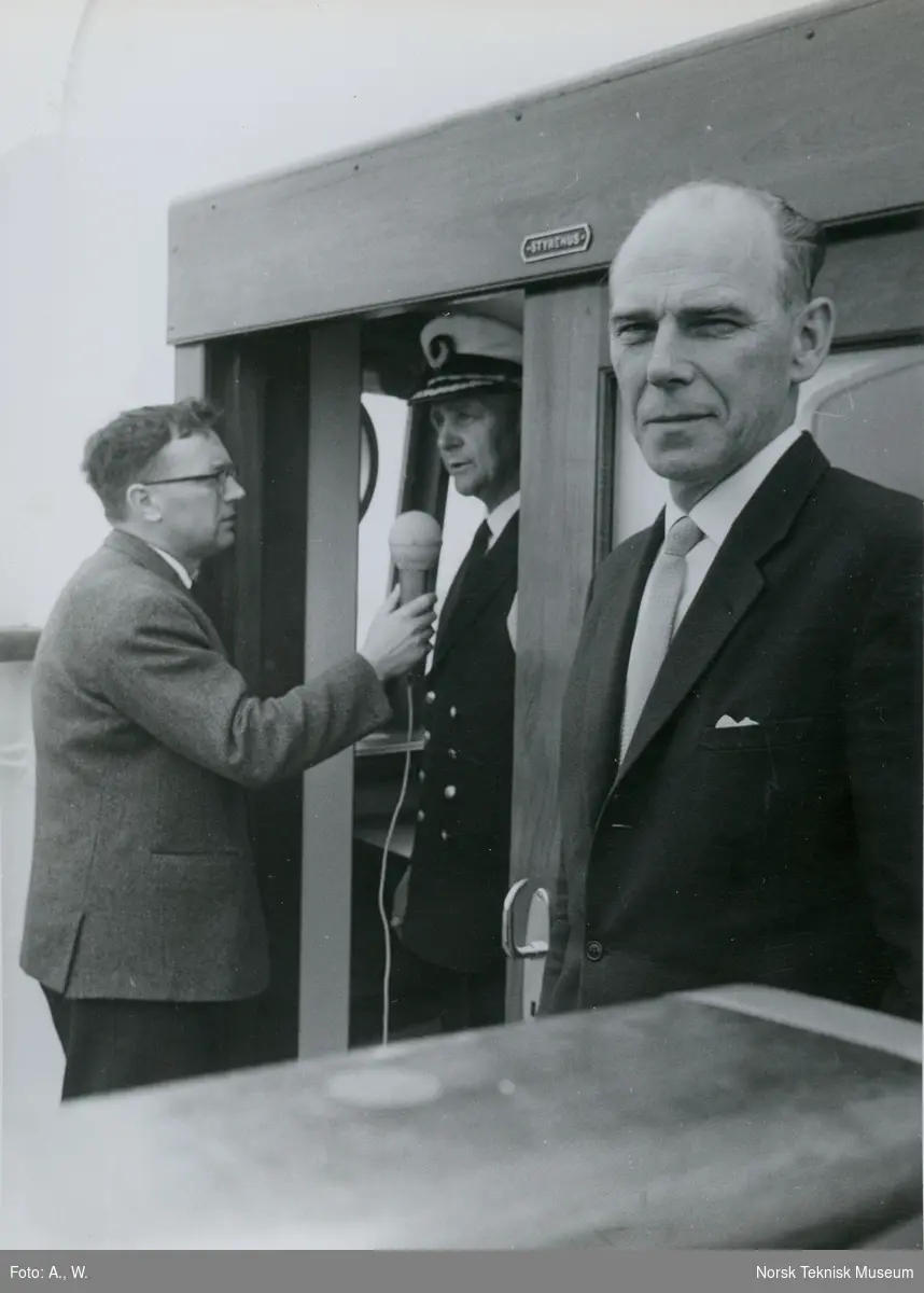 Kapteinen intervjues under prøvetur med passasjerskipet M/S Nordnorge, B/N 550 i Oslofjorden 5. juni 1964. Skipet ble levert av Akers Mek. Verksted til Ofotens Dampskipsselskap under denne prøveturen.