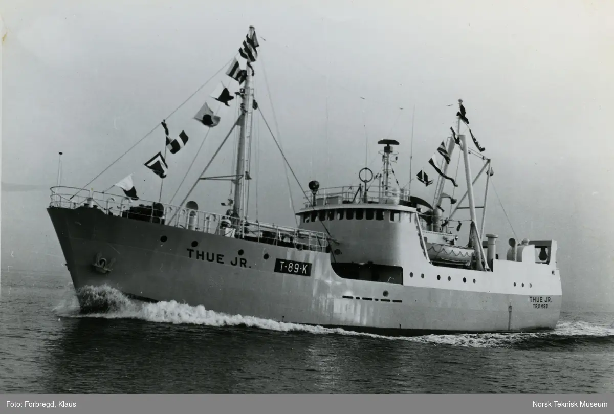 Eksteriør, hekktråleren/linebåten M/S Thue Jr., B/N 552 i Trondheimsfjorden. Skipet ble levert 29. august 1964 av Trondhjems Mek. Verksted og Akers Mek. Verksted til Henrik Thue.