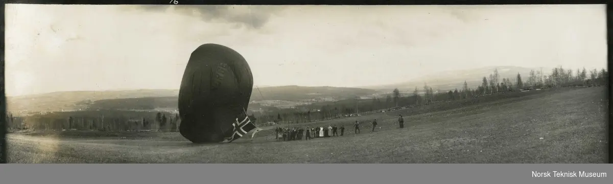 Luftballongen "Norge" lander på Raddum, Østre Toten, mars 1910