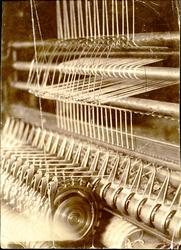 Tekstilmaskin, muligens en strikkemaskin eller båndmaskin, o