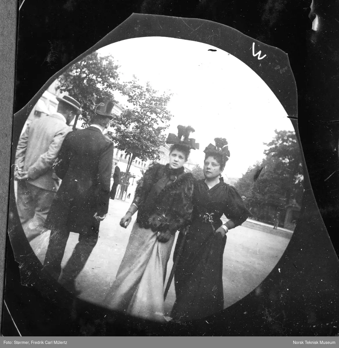 Knapphullsbilder, to kvinner, fru kaptein Thams til høyre, passeres av to menn, Karl Johan, 1893-97