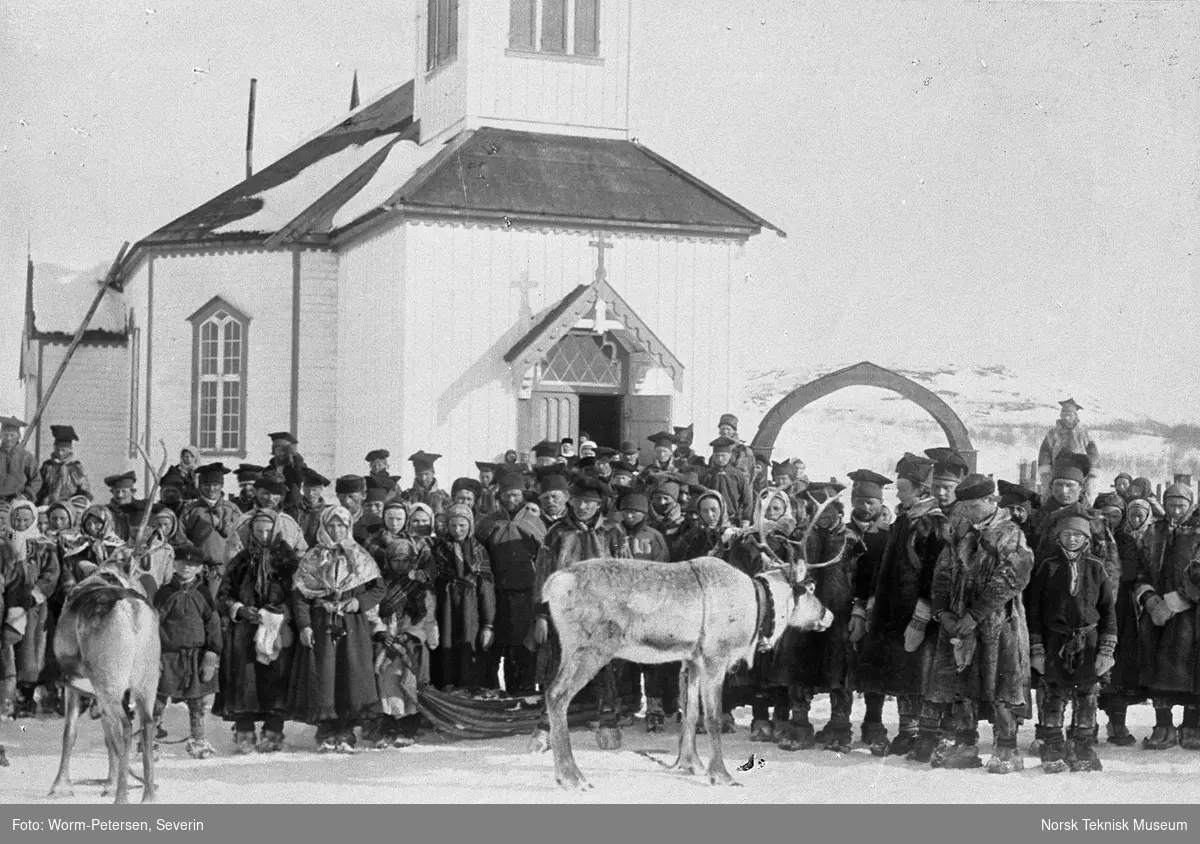 Menneskemengde (samer) foran kirke i Sørvaranger