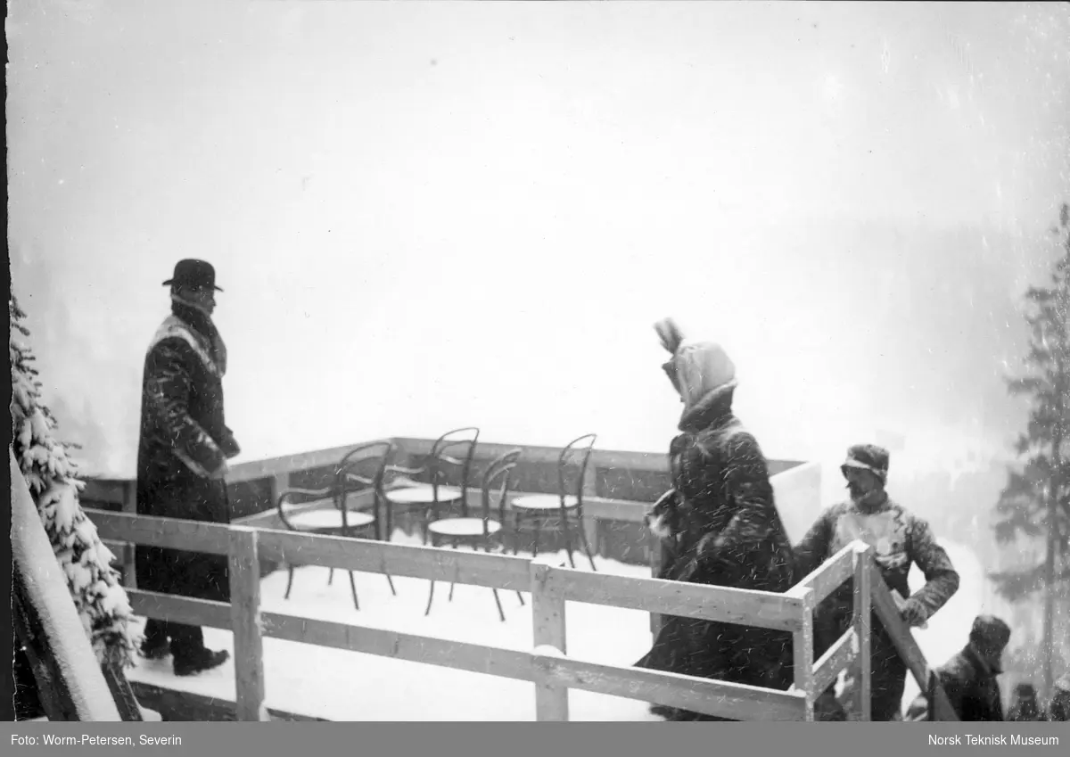 Kong Haakon VII og Dronning Maud i Holmenkollen 1906 på den kongelige tribune