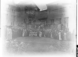 Sam Eyde fotografert med gruppe utenfor sitt hjem. mrk. 25 a