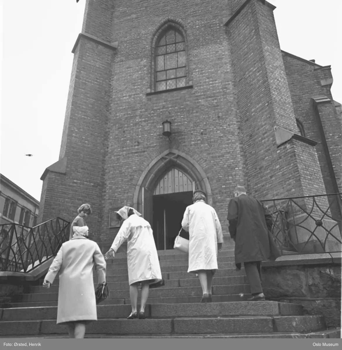 St. Olav Domkirke, trapp, hovedinngang, kvinner, kirkegang